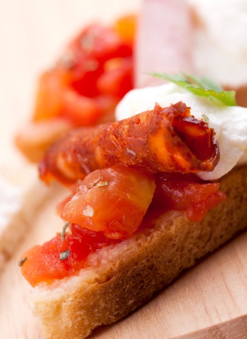 Фото рецепт Канапе с сыром, помидором и беконом