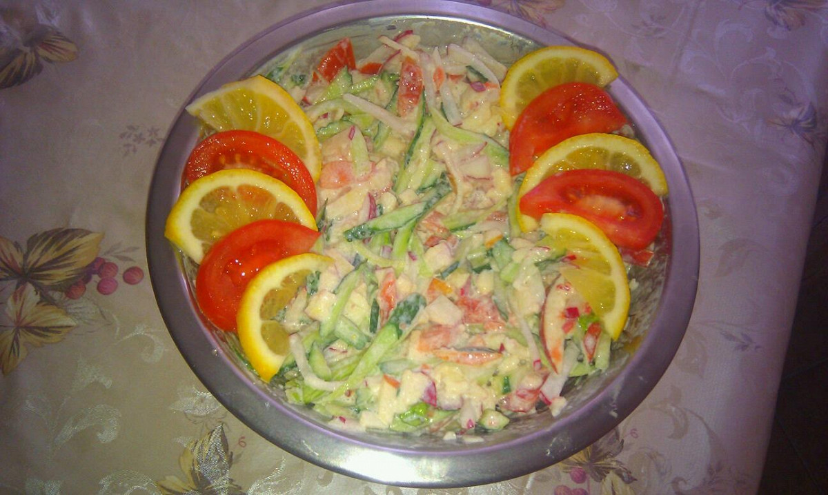 Фото рецепт Овощной салат с яблоком и сметаной