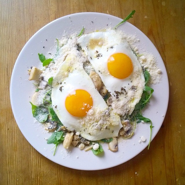 Фото рецепт Салат с жареными грибами и глазуньей