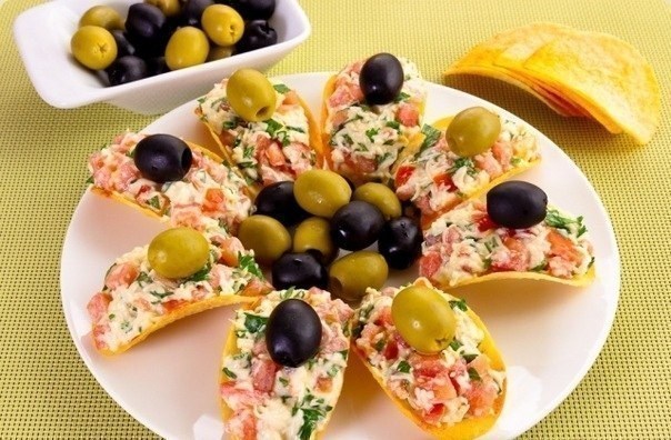Фото рецепт Сырная закуска с помидорами и чесноком на чипсах