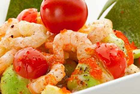 Фото рецепт Салат с креветками, авокадо и черри