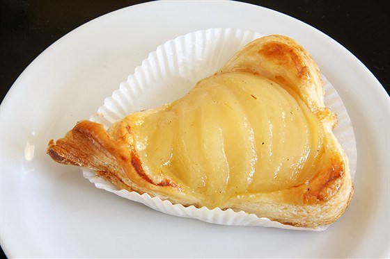 Фото рецепт Груши в слоеном тесте с корицей