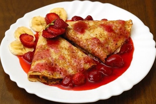 Фото рецепт Банановые блинчики с клубничным соусом