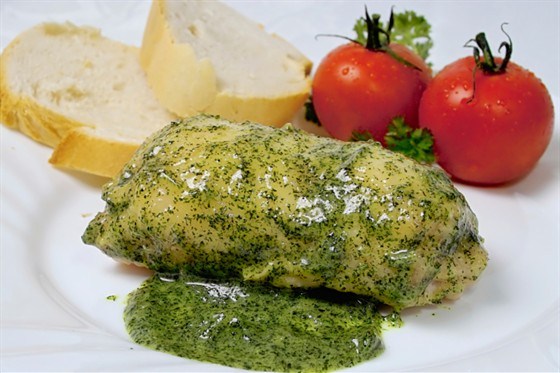 Фото рецепт Цыленок, запеченный с соусом песто