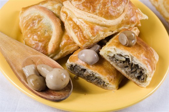 Фото рецепт Слоеный пирог с куртом и грибами