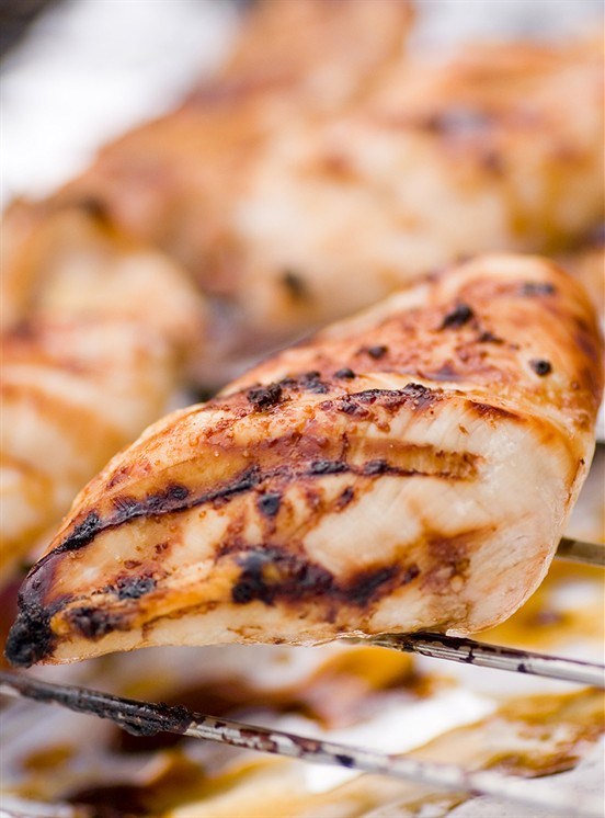 Фото рецепт Маринованные куриные грудки с лимоном, кумином и розмарином на гриле