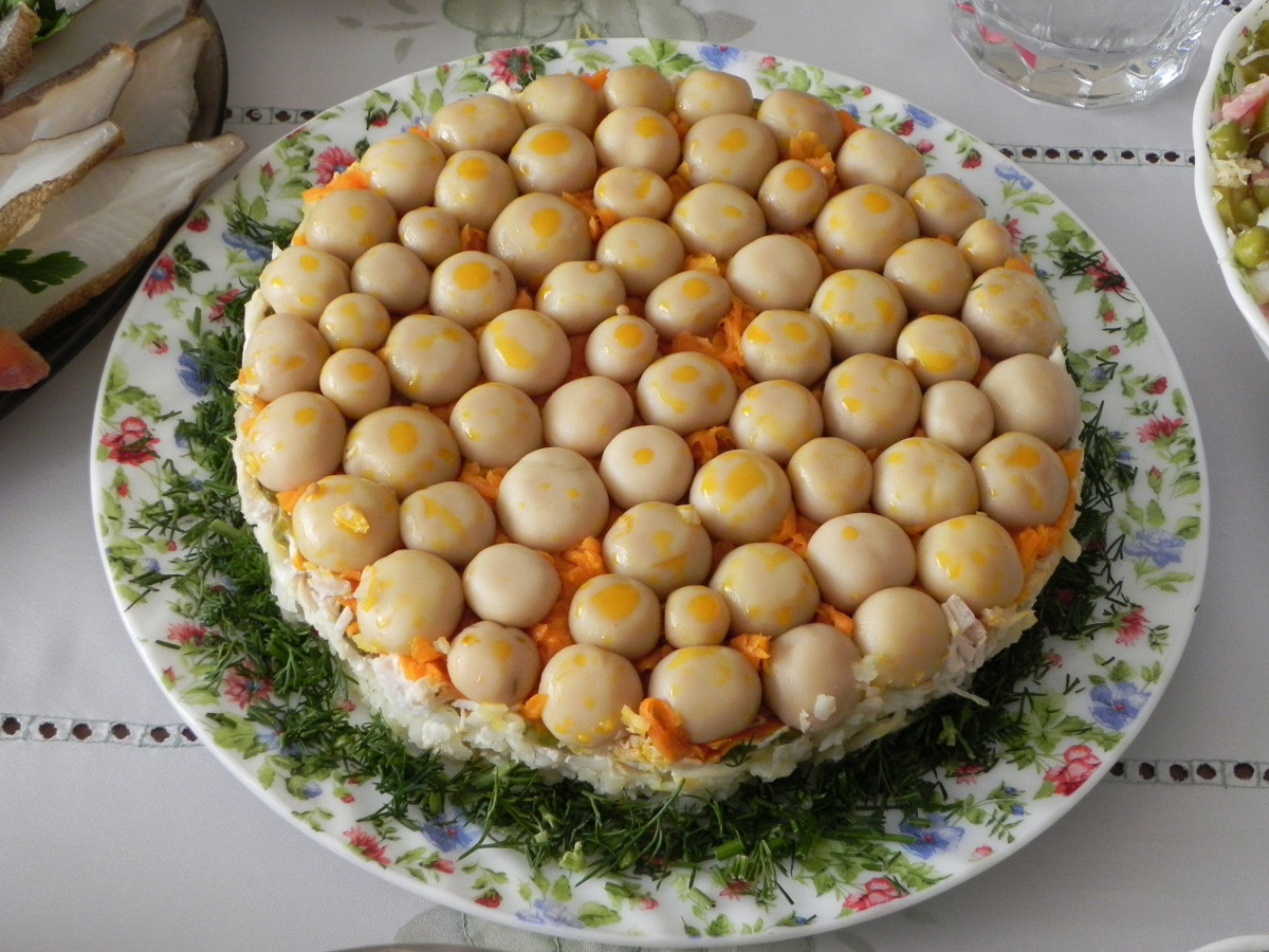 Фото рецепт Слоеный салат с грибами, мясом и плавлеными сырками