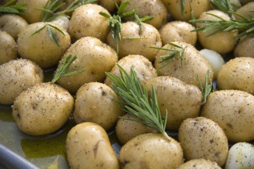 Фото рецепт Печеный молодой картофель с розмарином и чесноком