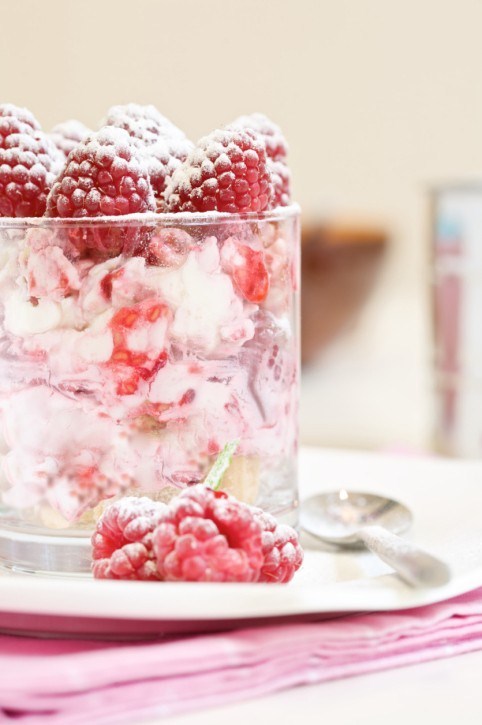 Фото рецепт Свежие ягоды с маскарпоне и меренгами