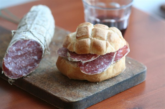 Фото рецепт Сэндвич с салями к красному вину