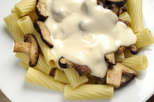 Фото рецепт Сливочный соус альфредо с пармезаном