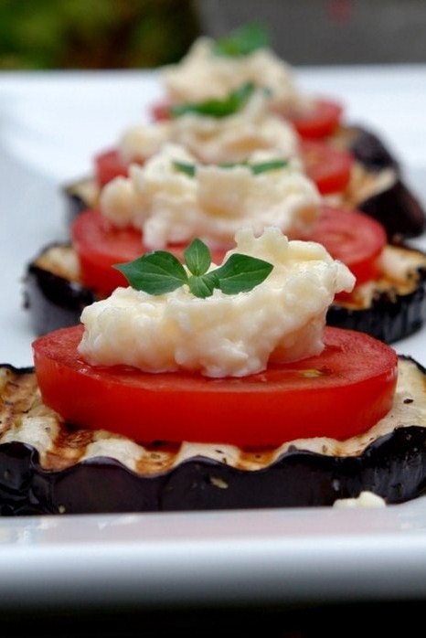 Фото рецепт Баклажаны с помидорами под сыром