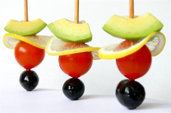 Фото рецепт Овощные и фруктовые канапе с авокадо