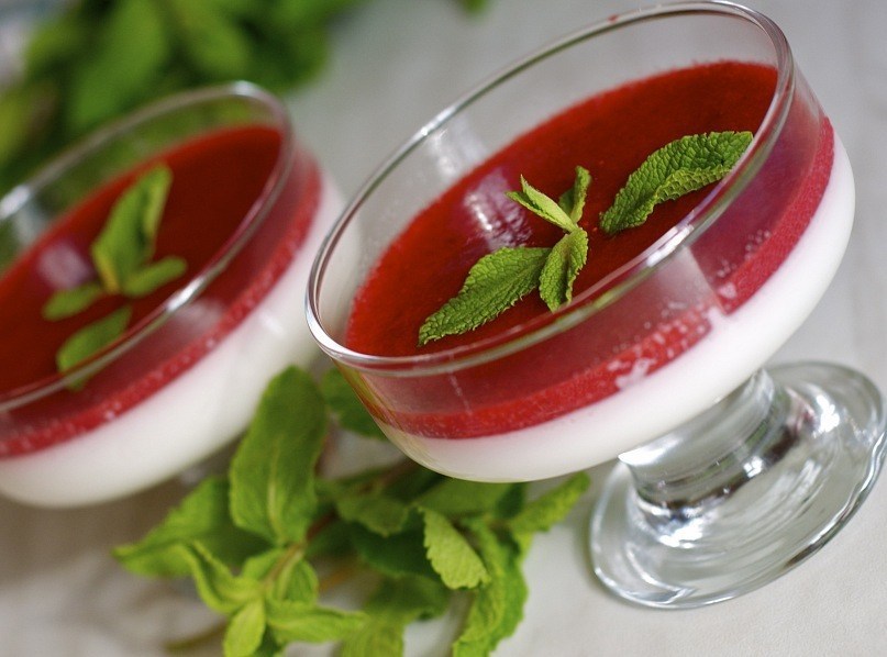 Фото рецепт Панна-котта с клубничным соусом (быстрый способ)