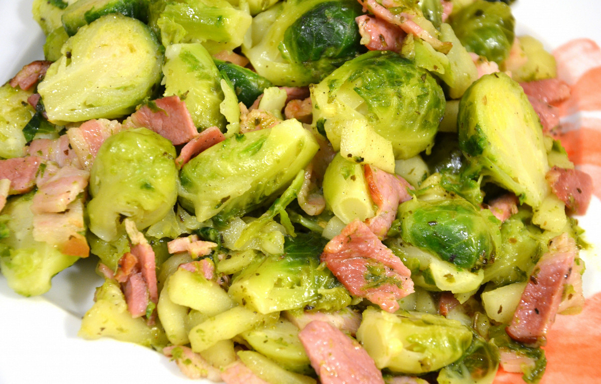 Фото рецепт Брюссельская капуста с беконом и яблоками