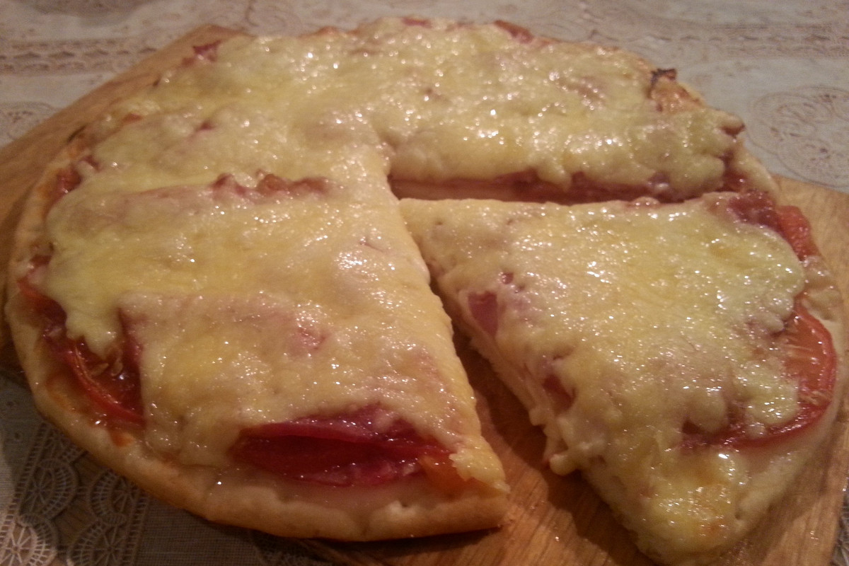 Фото рецепт Пицца с салями и ветчиной