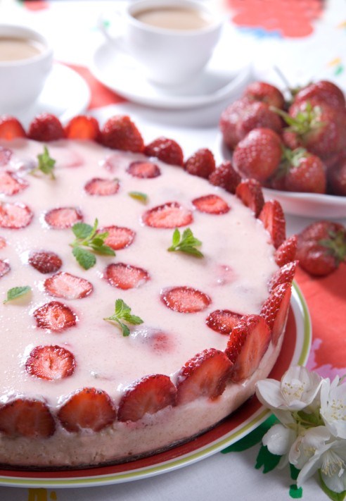 Фото рецепт Клубничная шарлотка с сыром