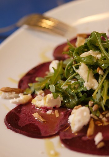 Фото рецепт Салат из свеклы с козьим сыром и соусом из авокадо