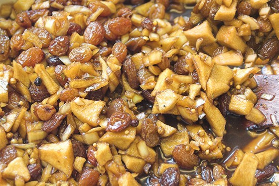 Фото рецепт Яблочный чатни со специями и изюмом