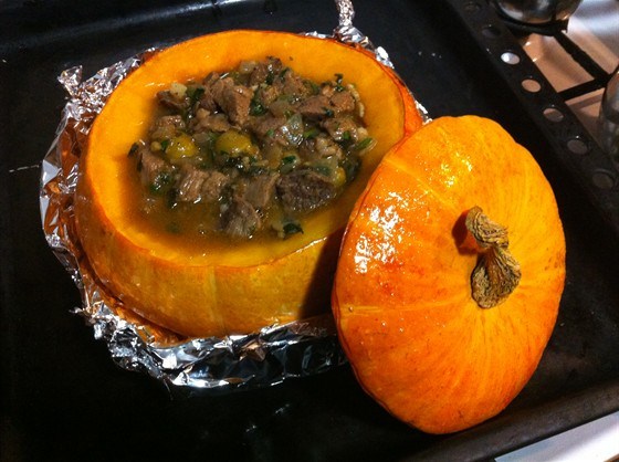 Фото рецепт Баранина со специями, запеченная в тыкве по рецепту Андрея Рывкина