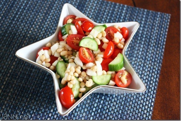 Фото рецепт Салат с томатами, огурцами и белой фасолью