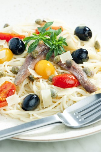 Фото рецепт Спагетти с анчоусами, петрушкой, оливками и каперсами