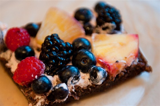 Фото рецепт Шоколадный пирог с шоколадным маслом и грецкими орехами