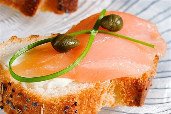 Фото рецепт Копченый лосось с коньячно-тминным майонезом на тостах из французского хлеба