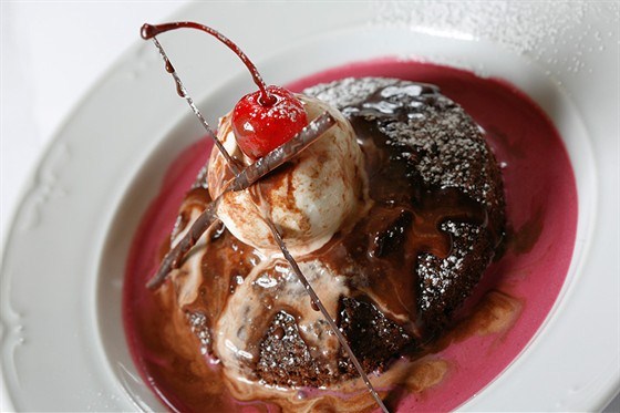 Фото рецепт Теплые шоколадные пироги с мороженым