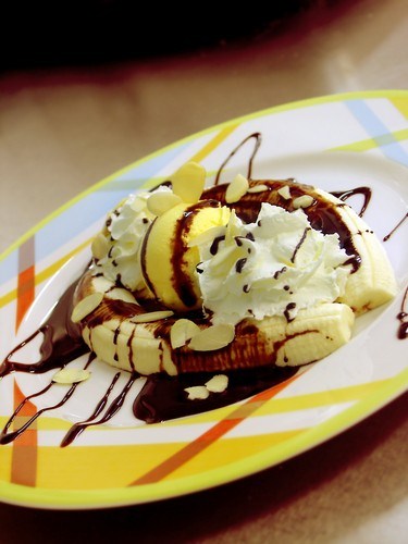 Фото рецепт Карамелизованный банановый сплит с горячим шоколадным соусом