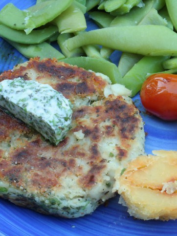 Фото рецепт Котлеты из окуня с травами и зеленым соусом с хреном