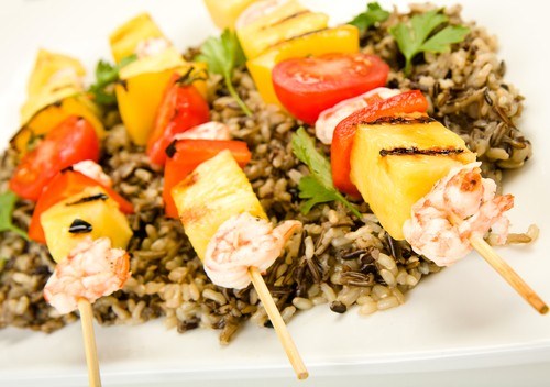 Фото рецепт Шашлыки из креветок и ананасов на гриле в соусе терияки с кунжутом