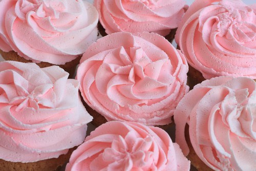 Фото рецепт Клубничные капкейки с сырно-клубничным кремом