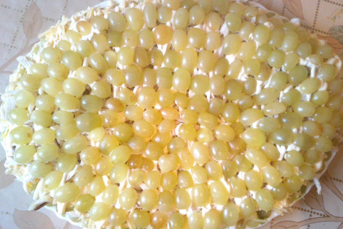 Фото рецепт Салат с курицей и сладким виноградом