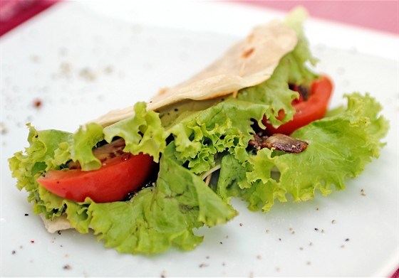 Фото рецепт Пита с зеленью, жареным луком и беконом