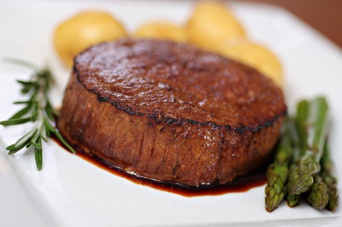 Фото рецепт Говяжьи миньоны в ароматном травяном масле