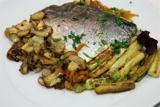 Фото рецепт Дорада, запеченная на овощной подушке, в бумажном конверте