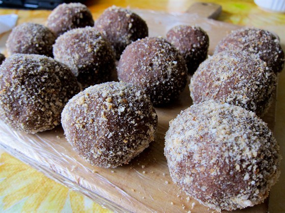 Фото рецепт Пирожное «Картошка» с коньяком и грецкими орехами.