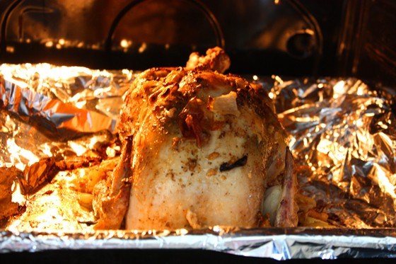 Фото рецепт Цыпленок, фаршированный рисом и цукатами