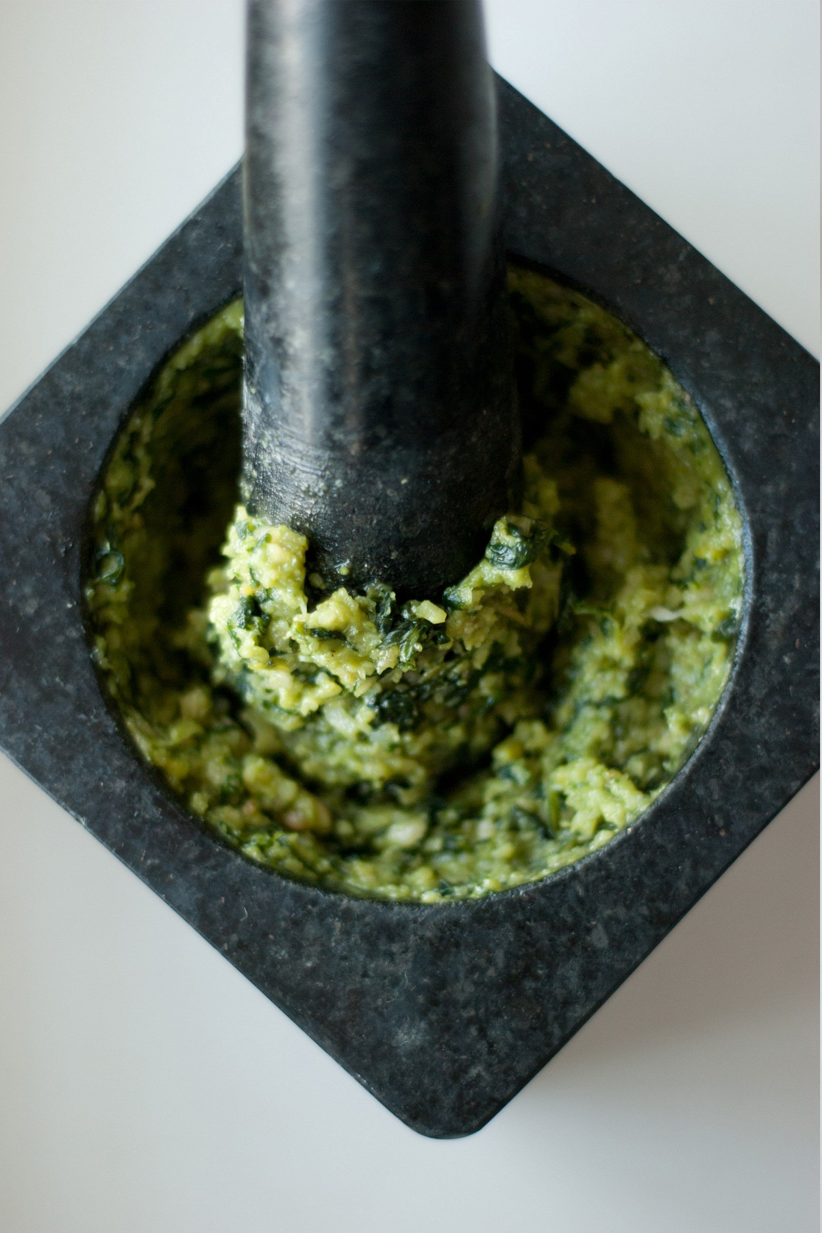 Фото рецепт Песто из лимонного базилика