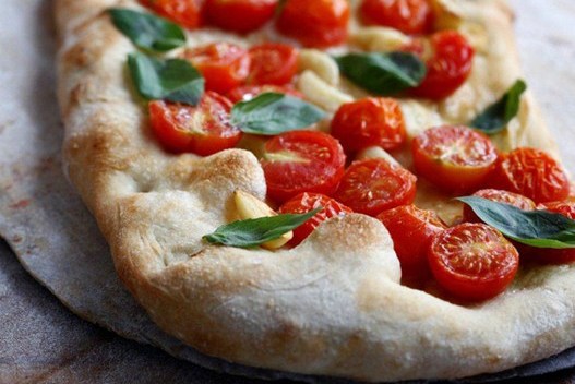 Фото рецепт Фокачча с помидорами и чесноком