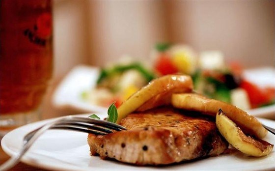 Фото рецепт Свиные отбивные с яблоками