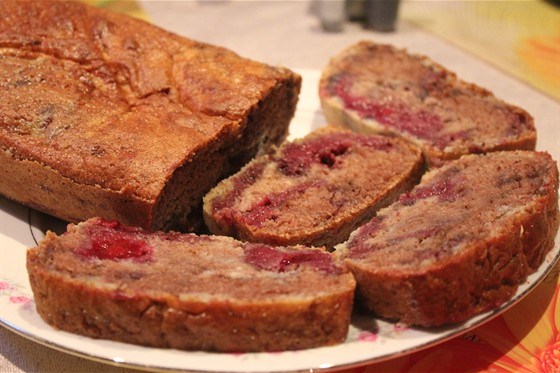 Фото рецепт Манник на кефире с ежевично-банановым кремом и какао