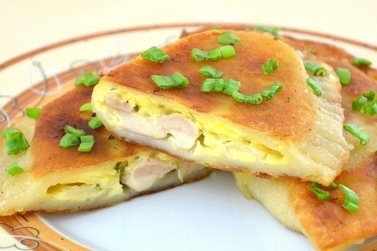 Фото рецепт Пирожки с курицей и сыром