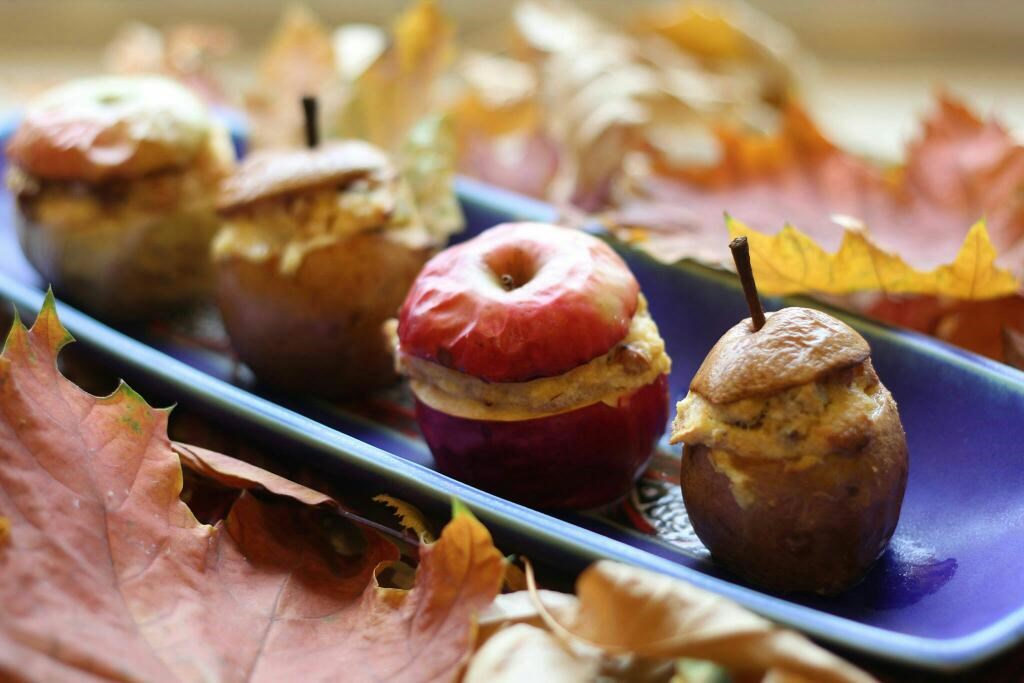 Фото рецепт Яблоки, фаршированные творогом и изюмом