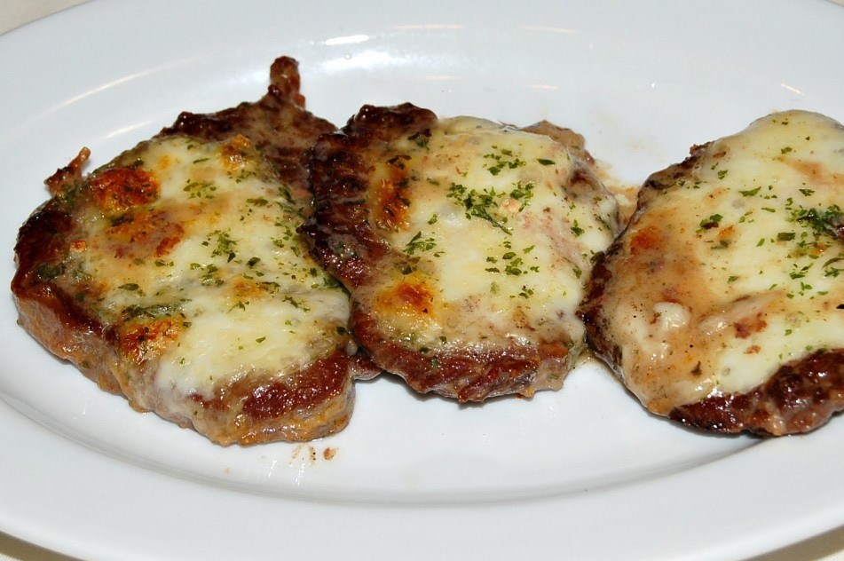 Фото рецепт Нежная жаренная говядина с сыром