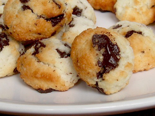 Фото рецепт Воздушные кокосовые макаруны с шоколадом