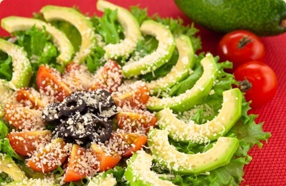 Фото рецепт Салат с авокадо, помидорами, маслинами и пармезаном