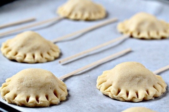 Фото рецепт Пирожок с яблоком на палочке