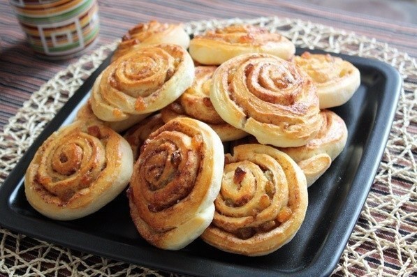 Фото рецепт Булочки с корицей и изюмом